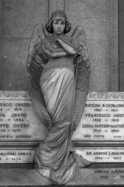 GENOA, İtalya - CIRCA AUGust 2020: Giulio Monteverde tarafından Staglieno Mezarlığı 'ndaki Oneto aile anıtı için yapılan melek heykeli (1882 - İtalya))