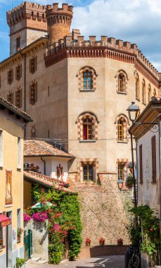 Barolo, İtalya - Ağustos 2021: Barolo Kalesi. Barolo köyü Unesco sitesidir..