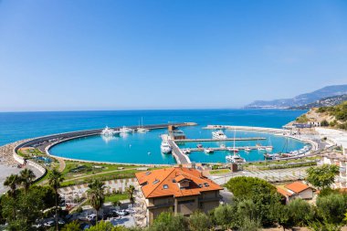 Ventimiglia, İtalya - Ağustos 2021: Cala del Forte, İtalya 'nın Ventimiglia kentinde Monako Prensliği' ne sadece 15 dakika uzaklıkta bulunan yepyeni ve son model bir marina.