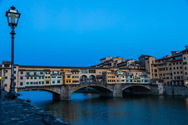 Floransa, İtalya - Haziran 2021: Ponte Vecchio 'da günbatımı - Eski Köprü. Akşamdan önce inanılmaz mavi ışık.