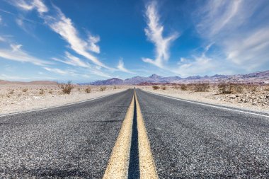 Çölde manzaralı gökyüzü olan 66. yol. Kimsesiz klasik görüntü..
