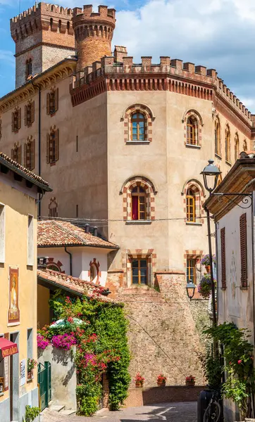 Barolo, İtalya - Ağustos 2021: Barolo Kalesi. Barolo köyü Unesco sitesidir..