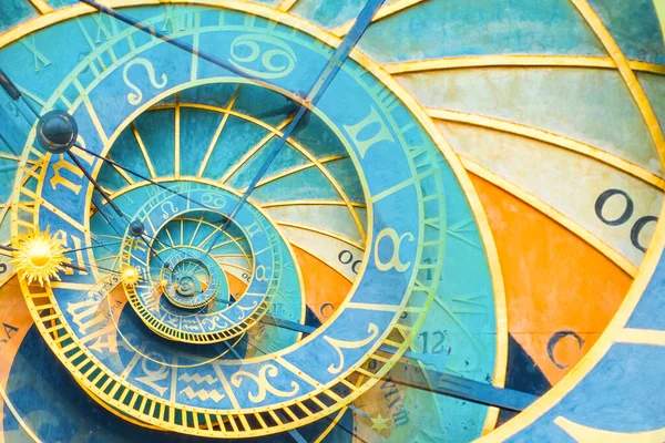 基于布拉格钟表的下降效应背景 与占星术 时间和魔法有关的概念的摘要设计 — 图库照片