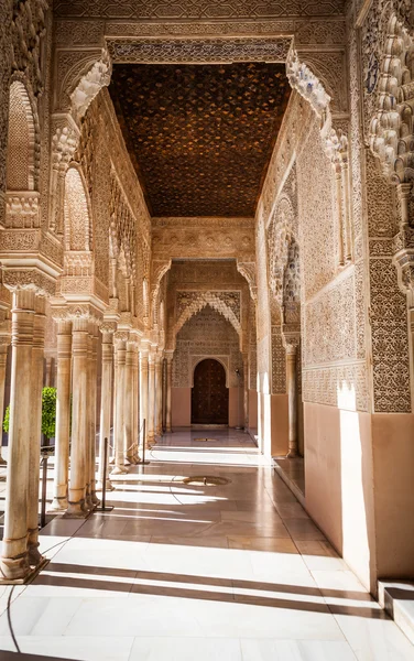 Аравійська двері в Alhambra — стокове фото