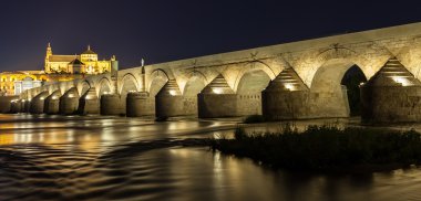 Gece boyunca Cordoba Köprüsü