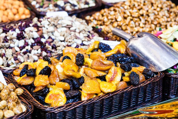 Almendras y cacahuetes —  Fotos de Stock