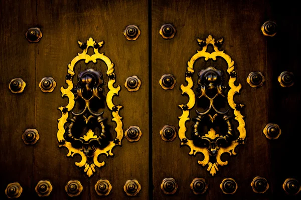 Стара Іспанська двері — стокове фото