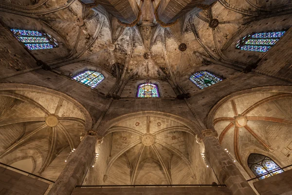Интерьер готической церкви — стоковое фото