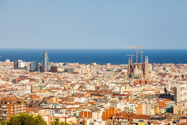 Wonderful blue sky during a sunny day on the city — Stock Photo, Image