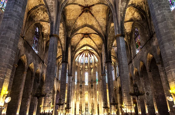 Gotyckie wnętrze kościoła — Zdjęcie stockowe