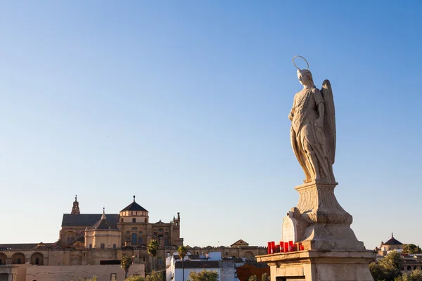 Puente Romano de Córdoba - detalle de la estatua — Foto de Stock