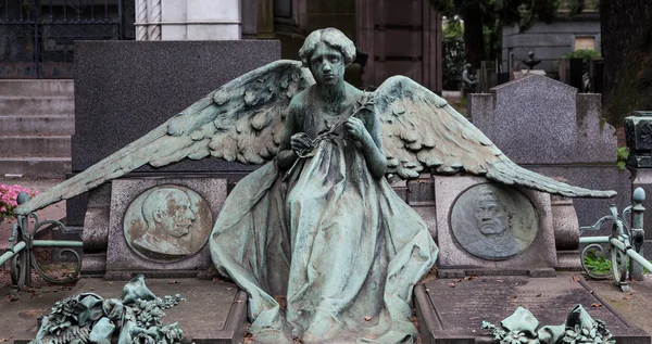 Estátua do velho cemitério — Fotografia de Stock