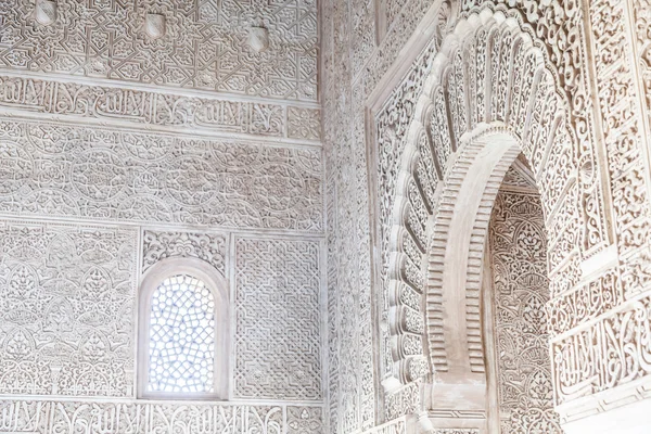 Арабская дверь в Альгамбре — стоковое фото