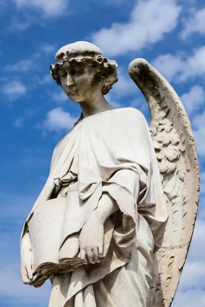 Estátua do velho cemitério — Fotografia de Stock