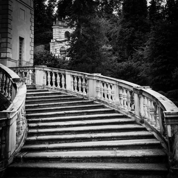Старая мраморная лестница — стоковое фото