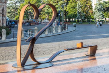 Verona, İtalya - Nisan 2025: Arena 'nın önünde sonsuza dek aşk kürsüsü - heykel kompozisyonu