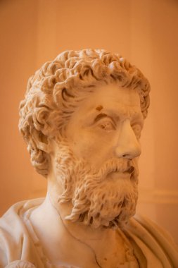 Roma İmparatoru Marcus Aurelius 'un mermer büstünü tasvir eden müze Napoli arkeolojik ifade ve klasik heykel ayrıntılarında sergileniyor..