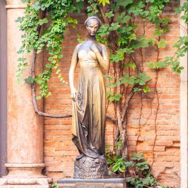 Verona, İtalya - Nisan 2025 Romeo ve Juliet balkonunun önündeki Juliet heykeli