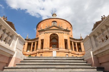 Bolonya, İtalya - Aralık 2024 San Luca Sığınağı. Tarihsel bazilika, mavi gökyüzü