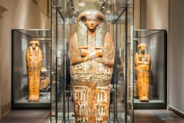 Torino, İtalya - Mısır Müzesi 'ndeki tabut galerisi.