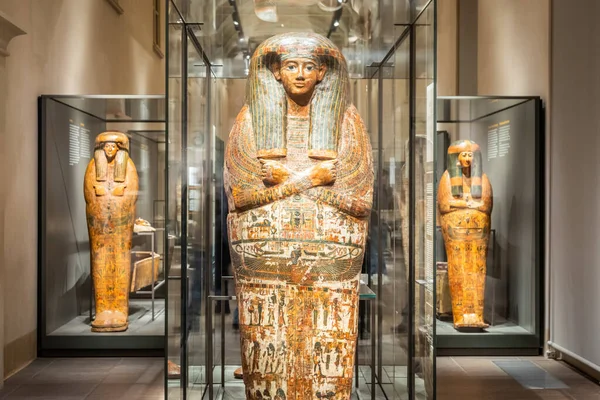 Torino, İtalya - Mısır Müzesi 'ndeki tabut galerisi.