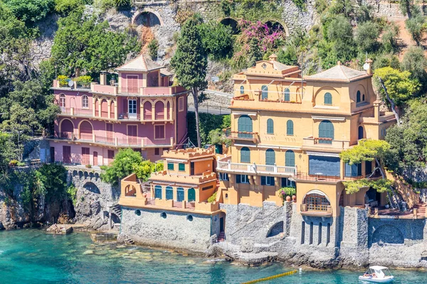 Portofino, İtalya - 7 Ağustos 2023: Deniz ve lüks yatlı manzara manzarası. İtalya 'da seyahat yoksulluğu