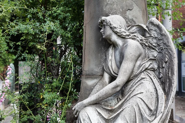 Estátua do velho cemitério — Fotografia de Stock