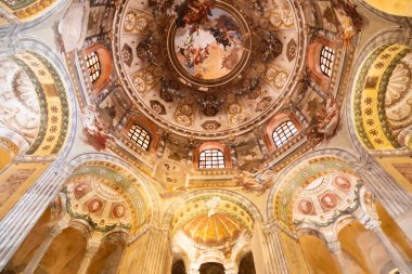 RAVENNA, İTALYA - 12 Haziran 2024: San Vitale Bazilikası, antik mozaikleri ve iç mekanlarıyla ünlüdür.