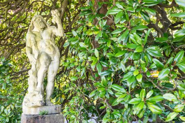 Stresa, İtalya - Mayıs 2025: Villa Pallavicino parkında bulunan Herkül heykeli. Zarif İtalyan bahçesi, romantik estetik.