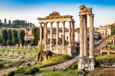 Roma, İtalya - Mayıs 2025: Kolezyum bölgesine yakın antik kolonlar. Ünlü bir seyahat merkezinin manzarası, antika harabeler gökyüzü.