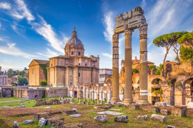 ROME, ITALY - CIRCA AĞUSTOS 2024: Antik Roma mimarisinde mavi gökyüzü ile alacakaranlık ışığı