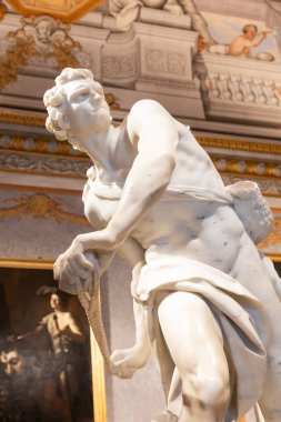 Roma, İtalya - 28 Aralık 2023: Galleria Borghese Müzesi - David by Gian Lorenzo Bernini, 1624 - heykel