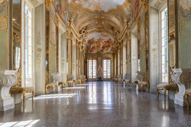 Cenova, İtalya - 6 Ağustos 2023: Kraliyet Sarayı içi. Lüks mermer, pencereli ve aynalı galeri.