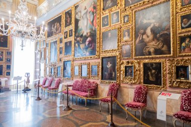 Isola Bella, İtalya - 1 Ağustos 2023: Borromeo 'nun iç mimarisi tablo koleksiyonu, hiç kimse