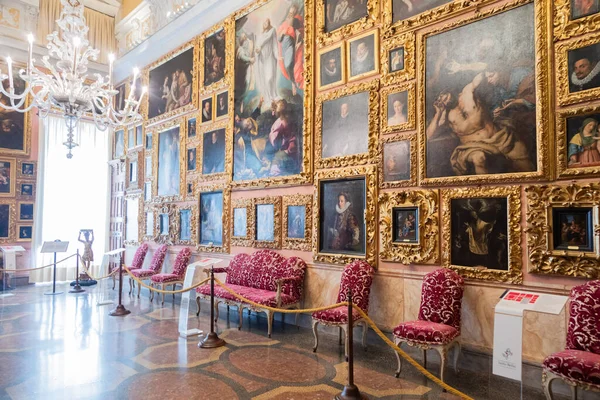 Isola Bella, İtalya - 1 Ağustos 2023: Borromeo 'nun iç mimarisi tablo koleksiyonu, hiç kimse
