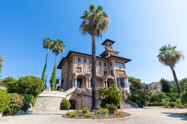 Imperia, İtalya - 14 Ağustos 2023 Villa Grock. Ünlü palyaçonun tarihi evi, mavi gökyüzü güneşli bir gün.