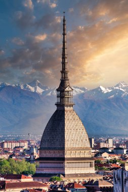 Torino, İtalya - Mayıs 2025: Köstebek Antonelliana tarihi ve arka planda Alpler. Mavi gökyüzü, panoramik manzara, insan yok..
