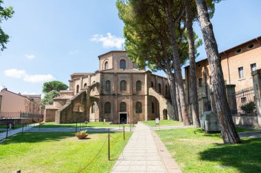 RAVENNA, İTALYA - 12 Haziran 2024: San Vitale Bazilikası, antik mozaikleriyle ünlü, mavi gökyüzü ile dış görünüşü