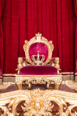 Cenova, İtalya - 06 Ağustos 2023: Kraliyet Sarayı, taht odası içi, altın ve kırmızı kadife