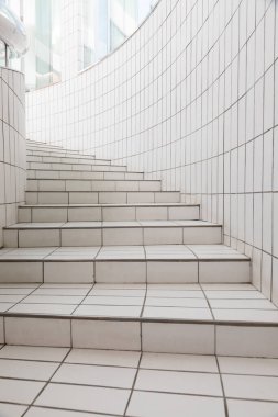 Modern beyaz merdiven - iç mekan için çağdaş temiz biçim