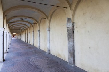 Comacchio, İtalya. Antika kemer yolu, Loggiato dei Capuccini 'nin eski verandası.