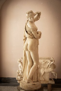 Napoli Arkeoloji Müzesi 'nde sergilenen antik Roma mermer heykeli klasik güzellik ve kadın estetiğini yansıtıyor..