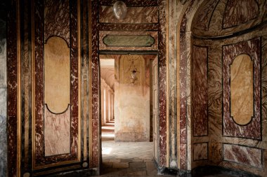 AGLI, ITALY ECTOBER 2025 Agli Kalesi 'nin dekoratif boyanmış duvarlar, eski mermer dokular ve güneşli bir koridora açılan kapılar, İtalyan kraliyet mirasını ve mimarisini sembolize ediyor..