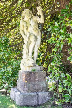 Stresa, İtalya - Mayıs 2025: Villa Pallavicino parkında bulunan Herkül heykeli. Zarif İtalyan bahçesi, romantik estetik.