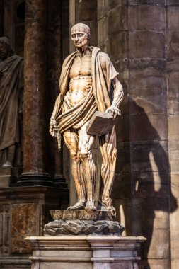MILAN, ITALY - 28 Temmuz 2024 Aziz Bartholomew heykeli - San Bartolomeo Scorticato - Milano Katedrali, 16. yüzyılın ikinci yarısında yüzüldü.