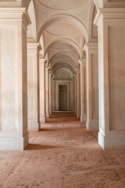 Temiz, uzun koridor perspektifi. Antika bina, klasik sütunlar, minimalist iç mekan. Kimse..