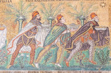 RAVENNA, İtalya - 12 Haziran 2024: Santa Apollinare Bazilikası, mozaikle dekore edilmiş iç dekorasyon, insan yok