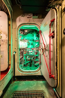 GENOA, İtalya 22 Aralık 2025 Eski Cenova Limanı 'ndaki Galata Denizcilik Müzesi' nde yüzen bir müze olarak korunan soğuk savaş gemisi olan Nazario Sauro S 518 denizaltısının iç görüntüsü. Donanma teknolojisi ve askeri mühendislik.