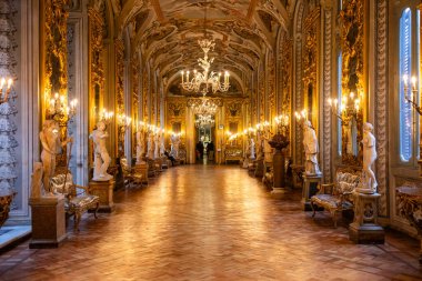 Roma, İtalya - 28 Aralık 2023: Doria Pamphilj Galerisi, 16. yüzyıl lüks sarayı