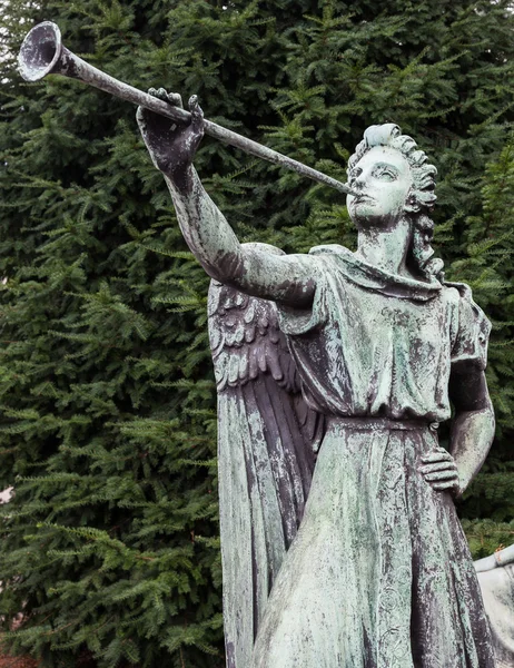 Ancienne statue de cimetière — Photo